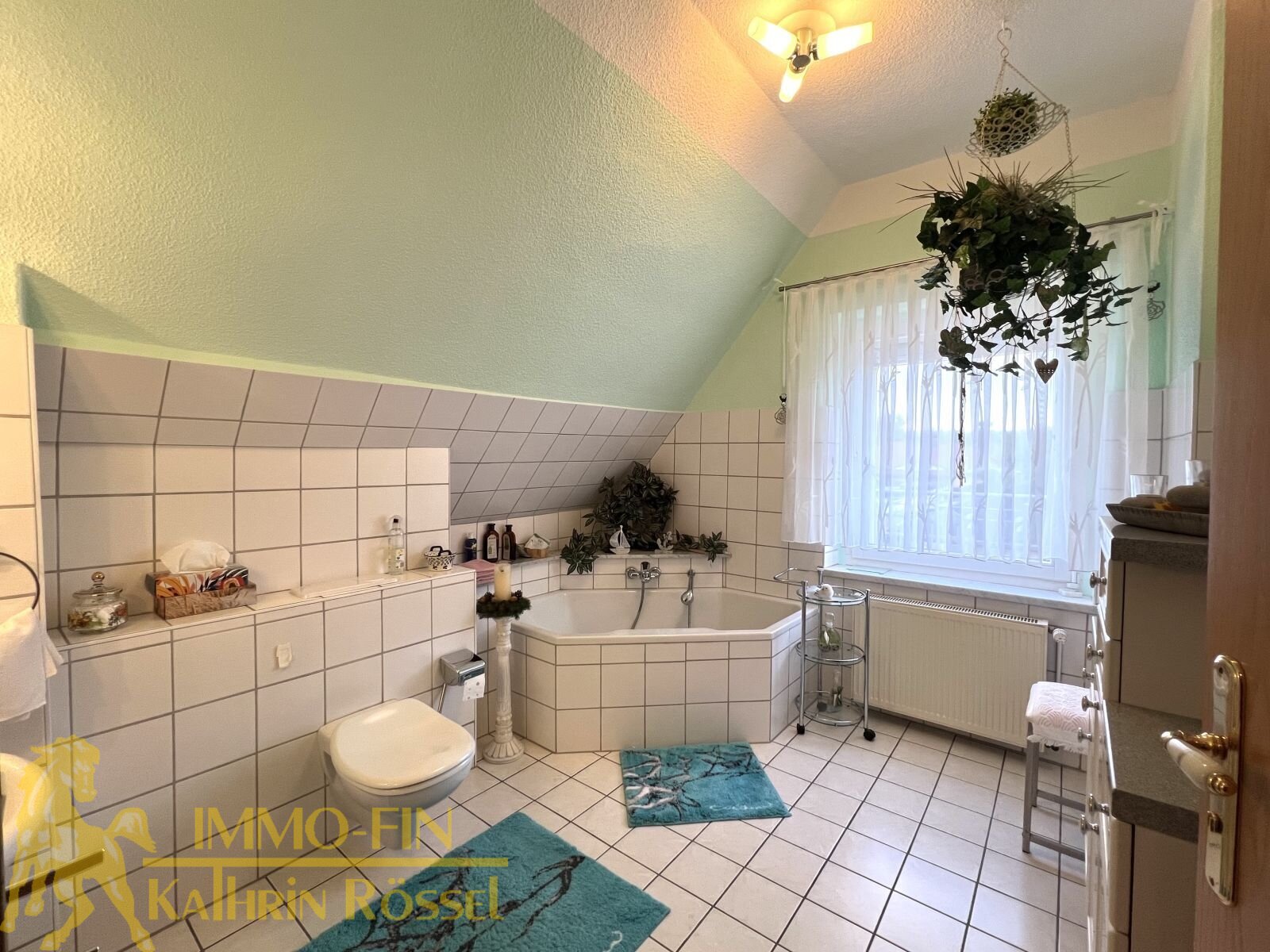 OG: Tageslichtbad mit BW OG: Tageslichtbad mit BW
