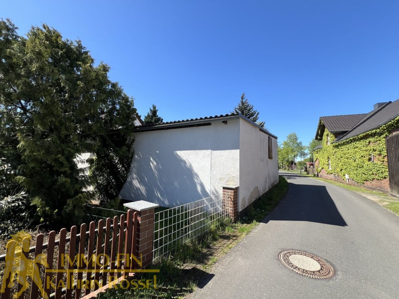 Vorbeiführende Straße (N) Vorbeiführende Straße (N)