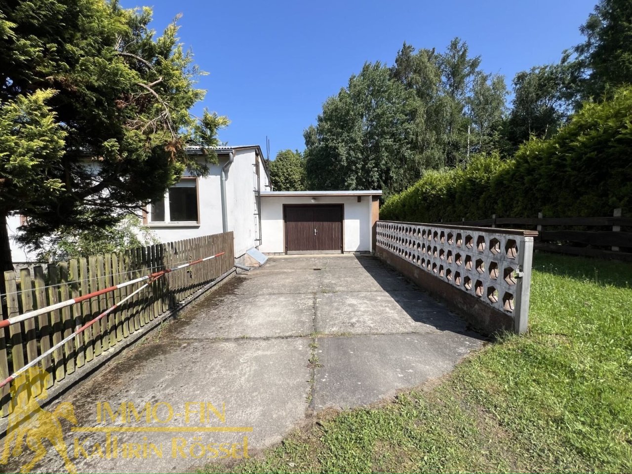 Garage auf der Nordseite: Zufahrt Garage auf der Nordseite: Zufahrt