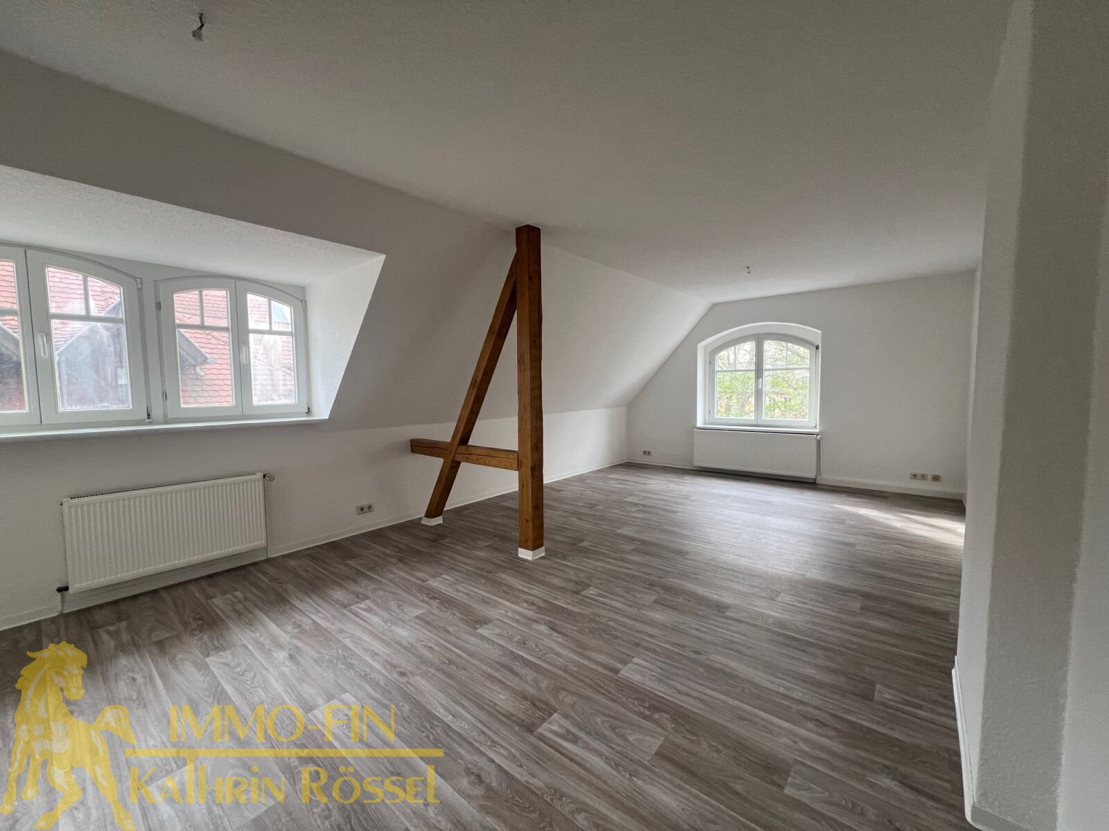 2. OG links Wohnzimmer mit Sichtbalken 2. OG links Wohnzimmer mit Sichtbalken
