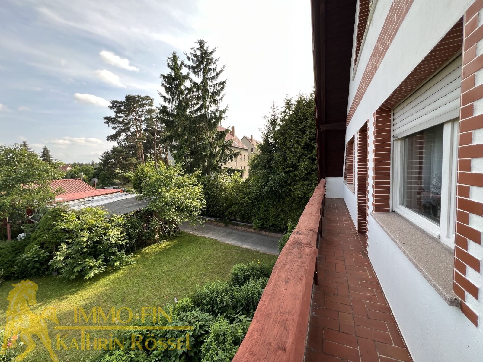 Wohnhaus: Blick vom Balkon in den Vorgarten (S) Wohnhaus: Blick vom Balkon in den Vorgarten (S)