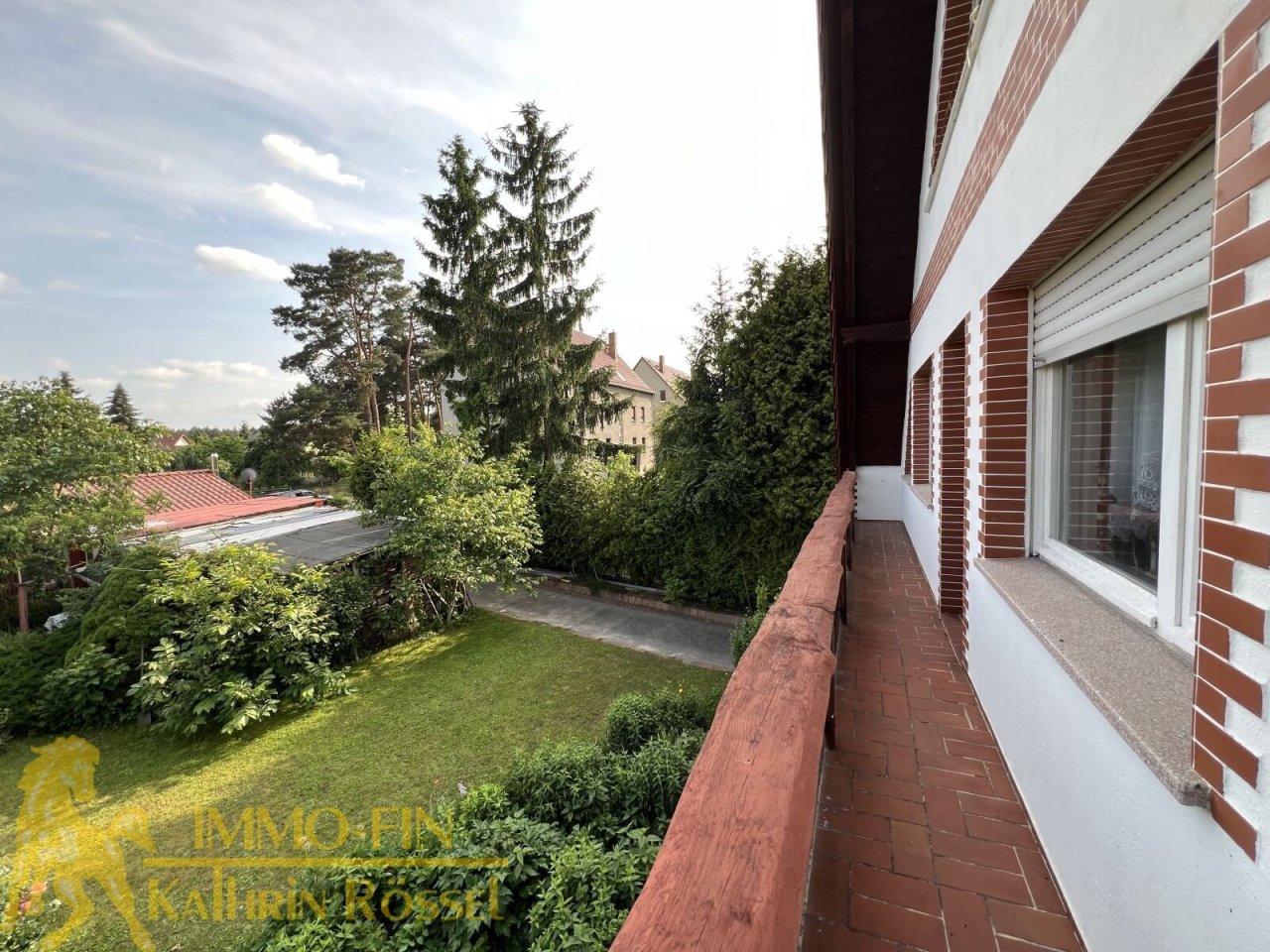 Wohnhaus: Blick vom Balkon in den Vorgarten (S) Wohnhaus: Blick vom Balkon in den Vorgarten (S)