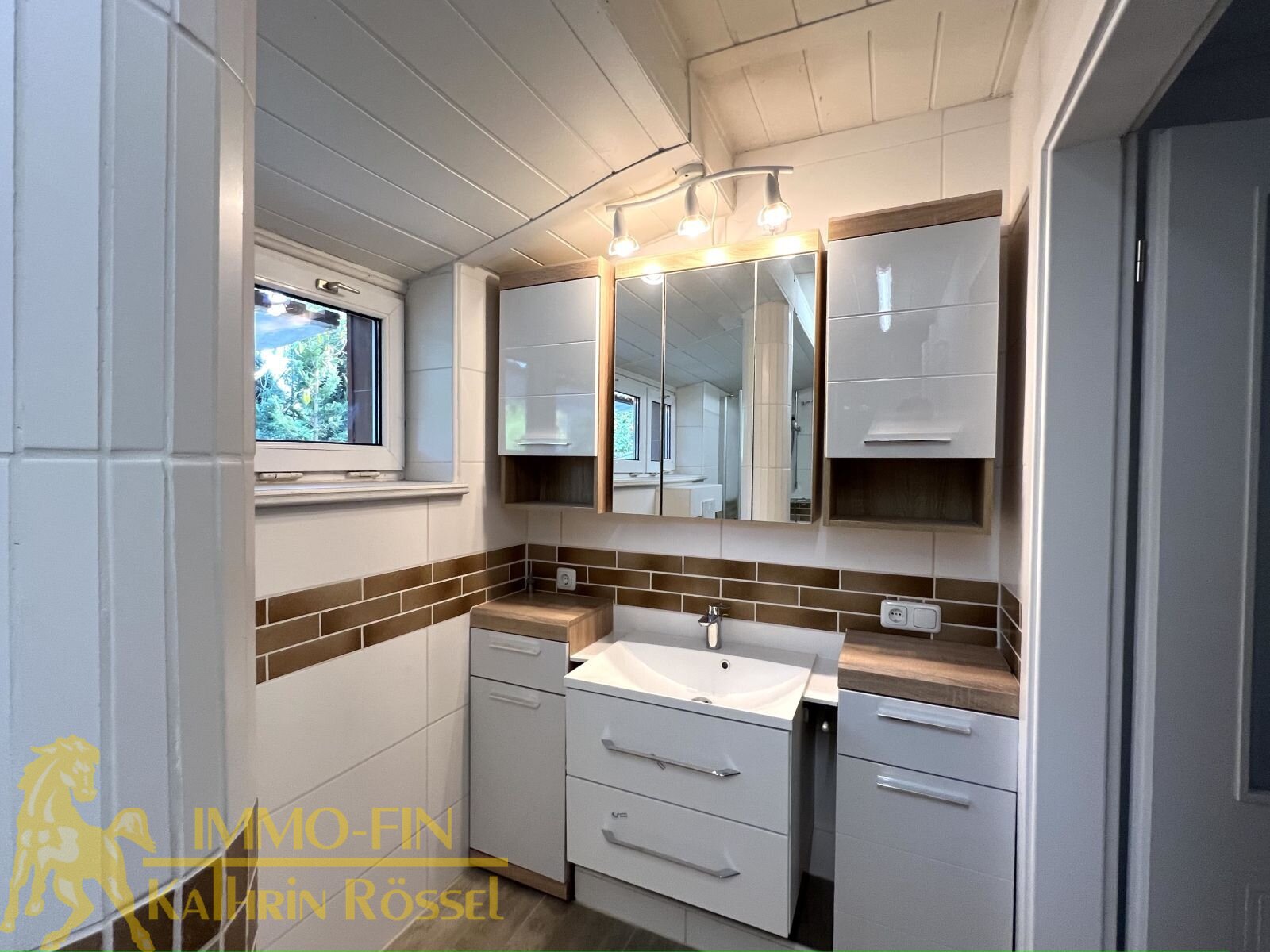Bungalow: Bad Blick zum Waschbecken Bungalow: Bad Blick zum Waschbecken