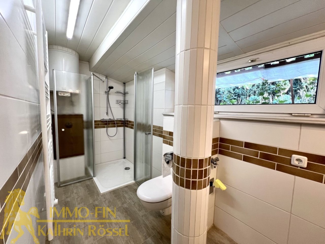Bungalow: Bad Blick zur bodentiefen Dusche Bungalow: Bad Blick zur bodentiefen Dusche