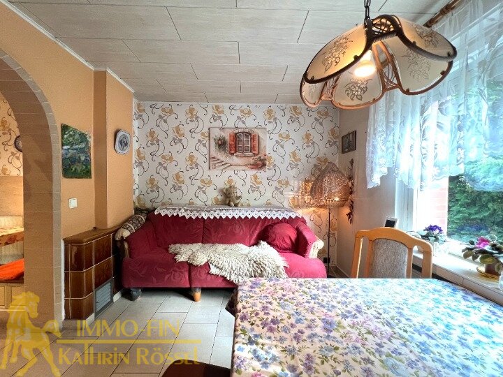 Wohnhaus - EG: Esszimmer mit Warmluftofen Wohnhaus - EG: Esszimmer mit Warmluftofen