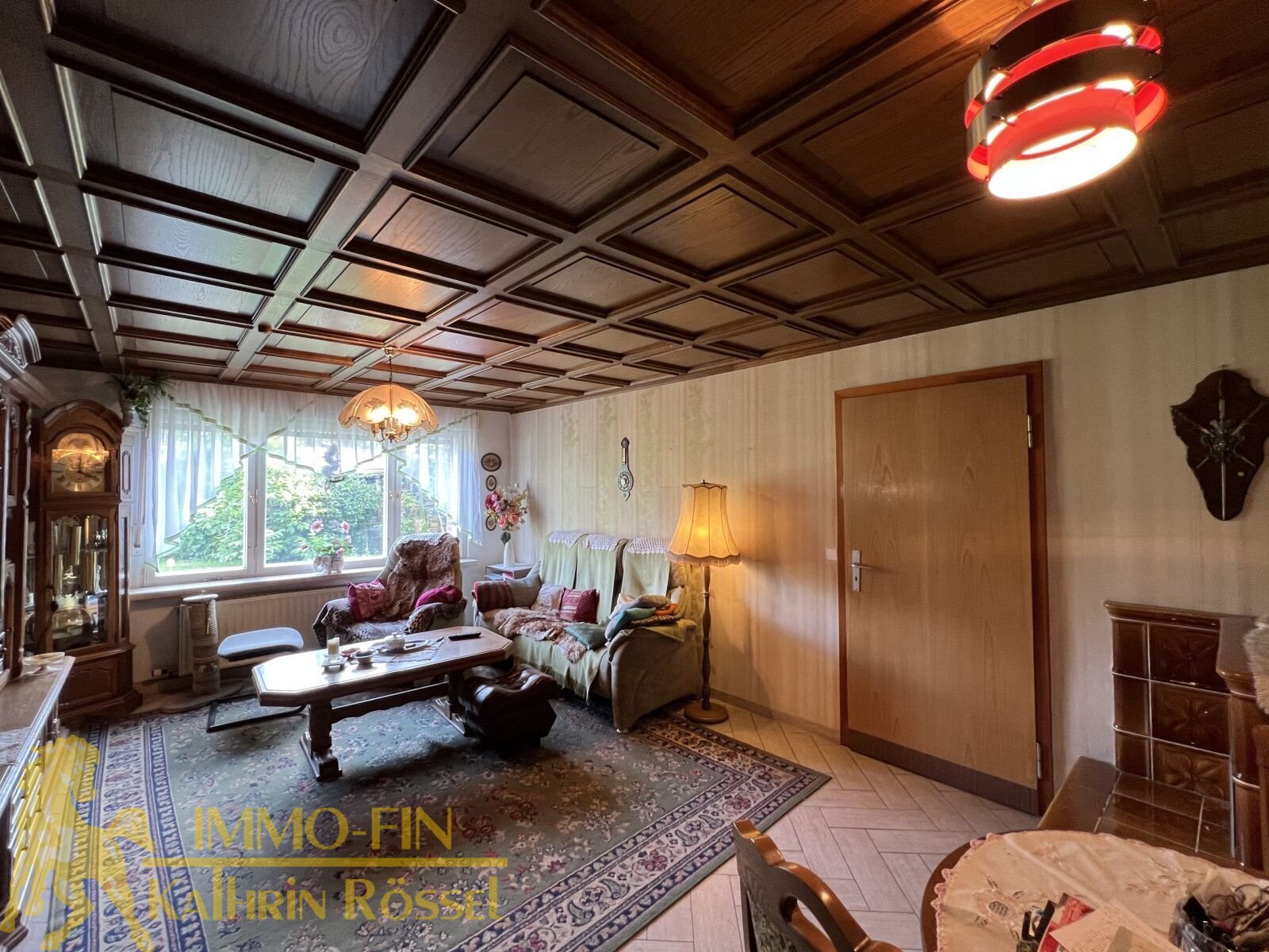 Wohnhaus - EG: Wohnzimmer mit Warmluftofen Wohnhaus - EG: Wohnzimmer mit Warmluftofen