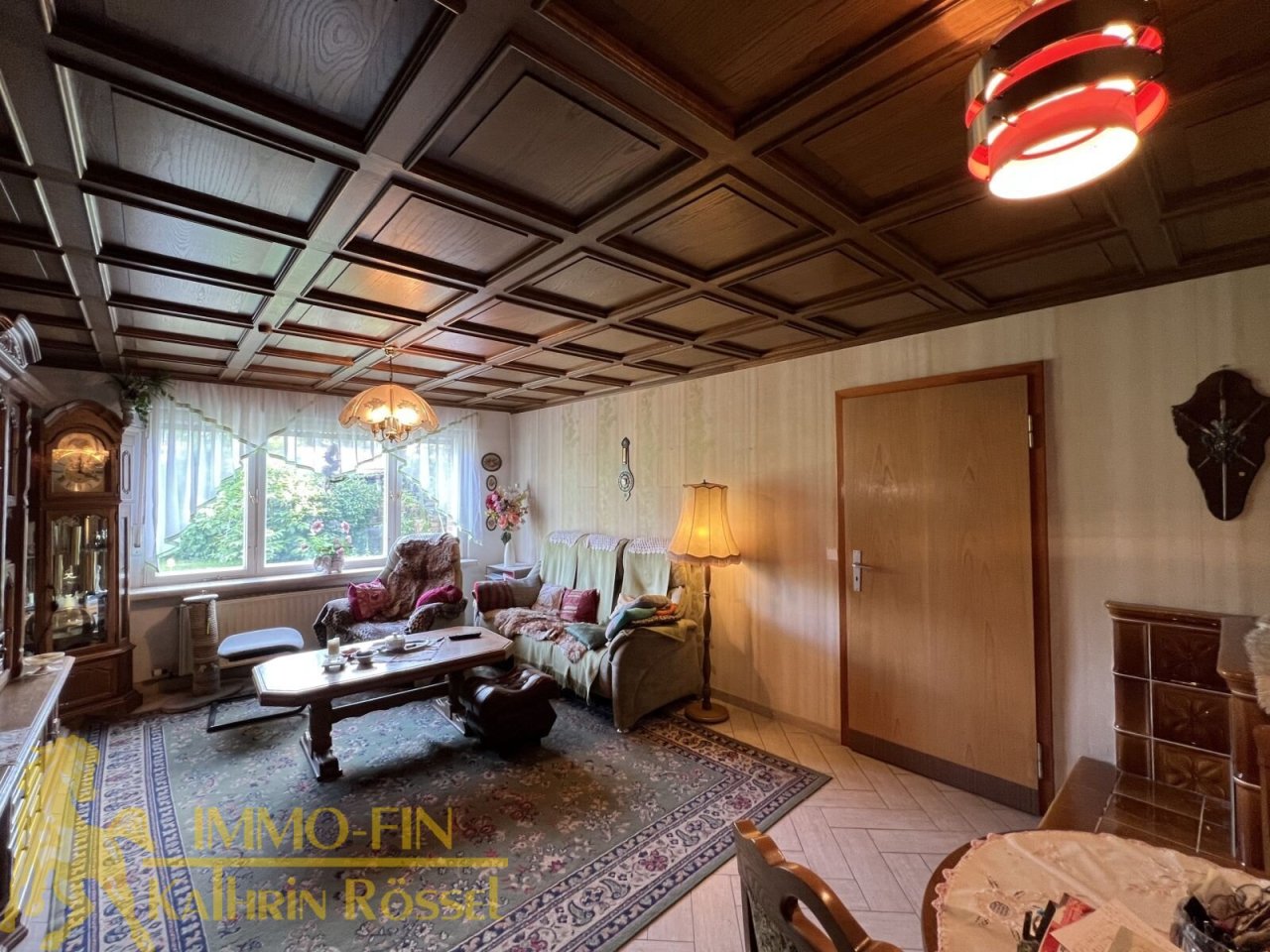 Wohnhaus - EG: Wohnzimmer mit Warmluftofen Wohnhaus - EG: Wohnzimmer mit Warmluftofen
