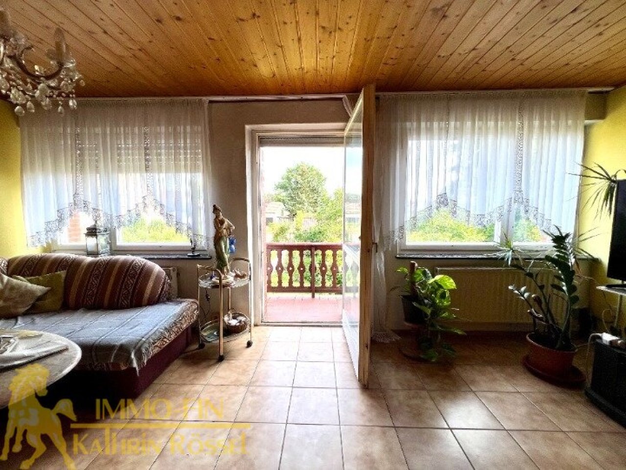 Wohnhaus - OG: Wohnzimmer mit Balkonzugang Wohnhaus - OG: Wohnzimmer mit Balkonzugang