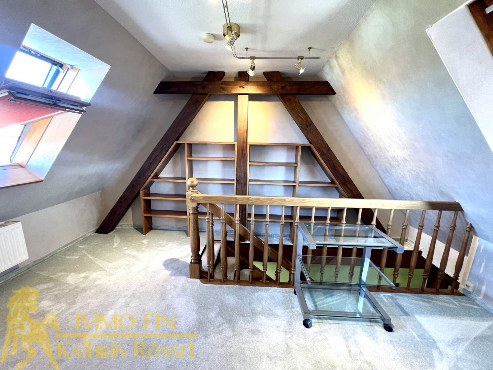 Spitzboden mit Regal-Einbauten Spitzboden mit Regal-Einbauten