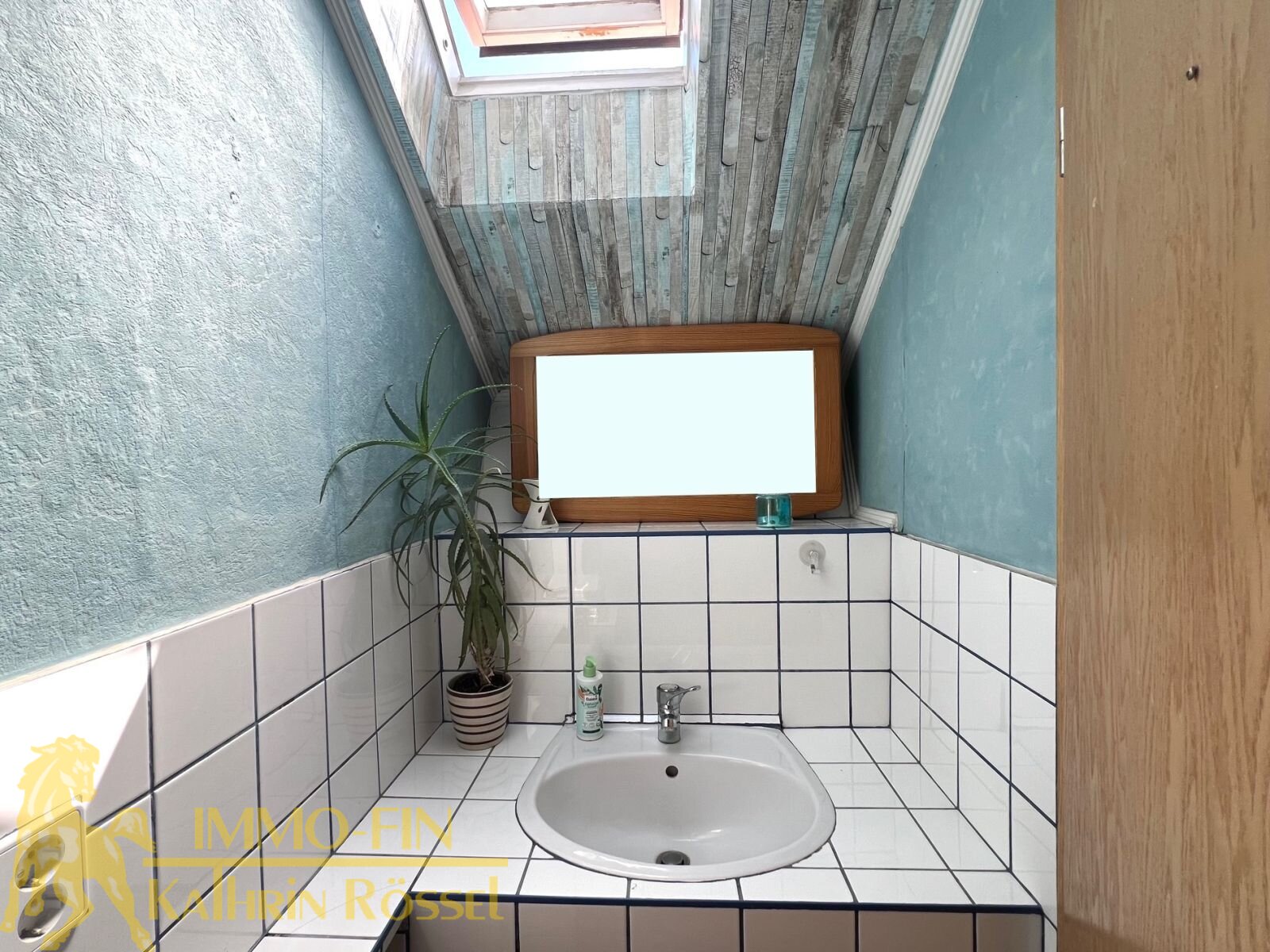 DG: Separates WC mit Waschbecken DG: Separates WC mit Waschbecken