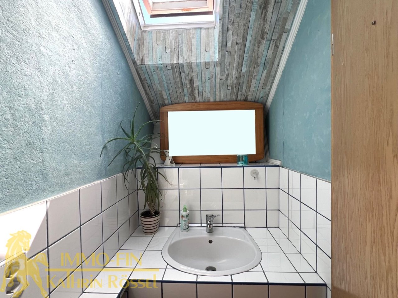 DG: Separates WC mit Waschbecken DG: Separates WC mit Waschbecken