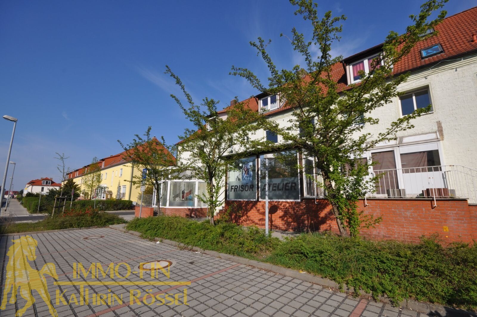 Ansicht auf die städtischen Parkplätze vor dem Haus Ansicht auf die städtischen Parkplätze vor dem Haus