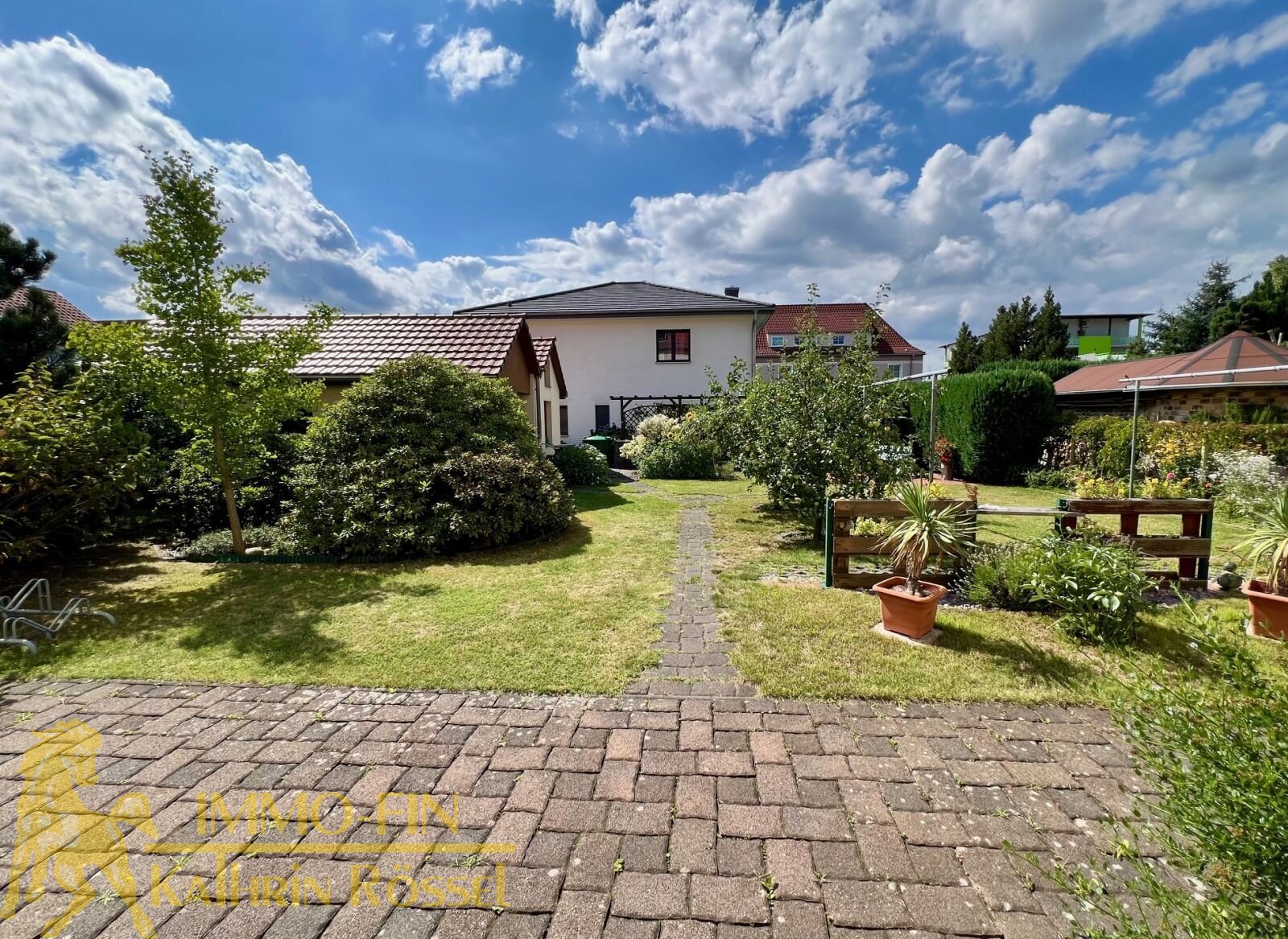 Blick vom Hauseingang in den Garten (W) Blick vom Hauseingang in den Garten (W)
