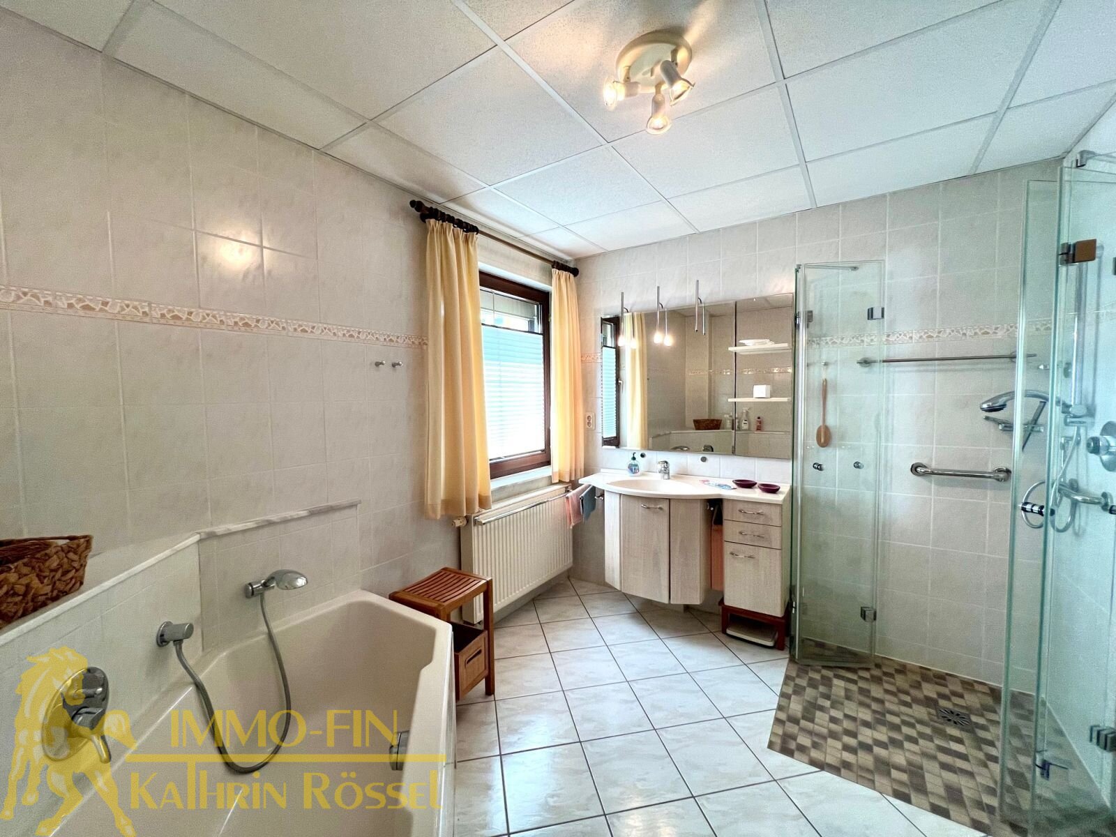 EG links: Modernes Tageslichtbad mit BW und DU EG links: Modernes Tageslichtbad mit BW und DU