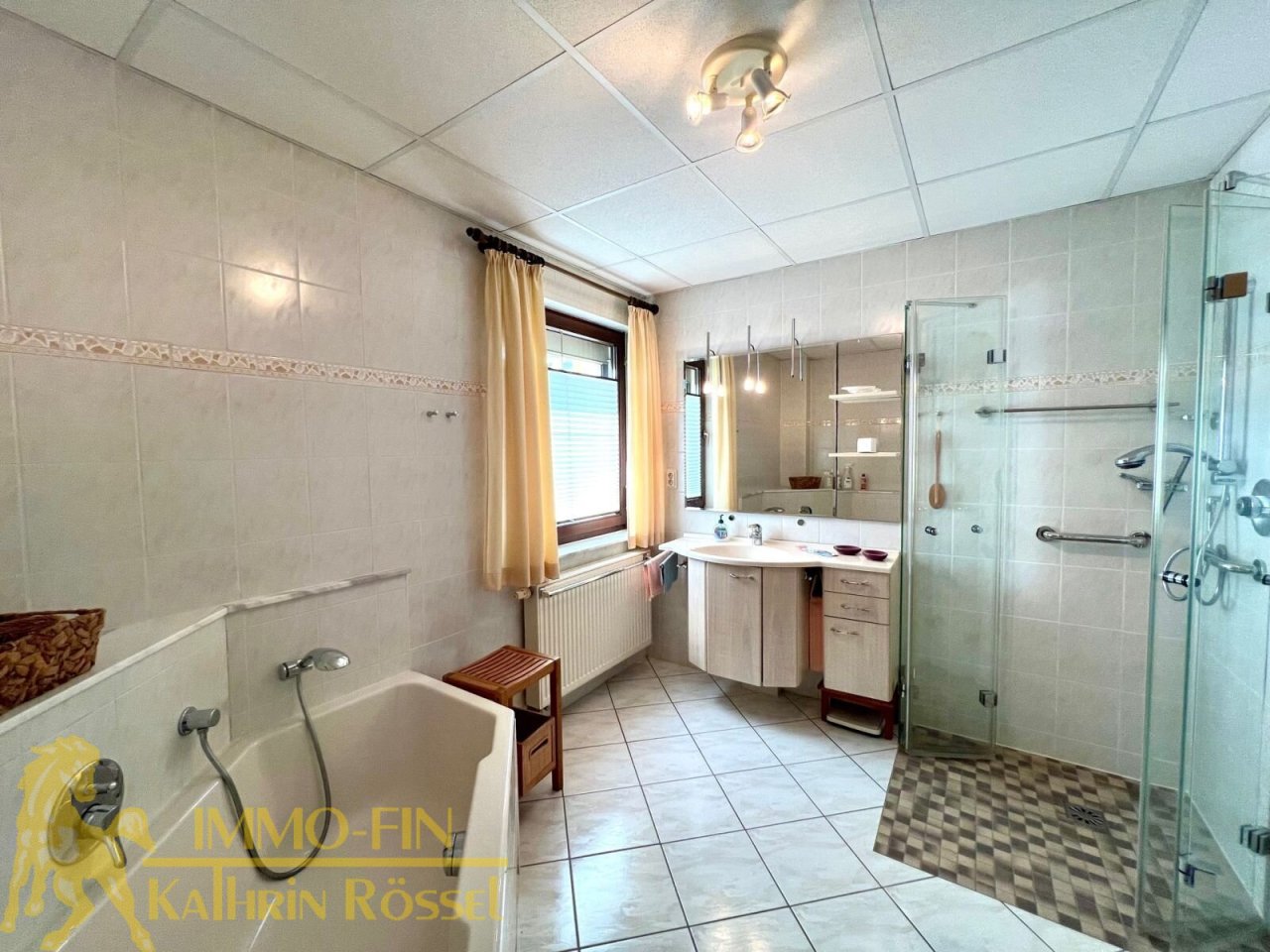 EG links: Modernes Tageslichtbad mit BW und DU EG links: Modernes Tageslichtbad mit BW und DU
