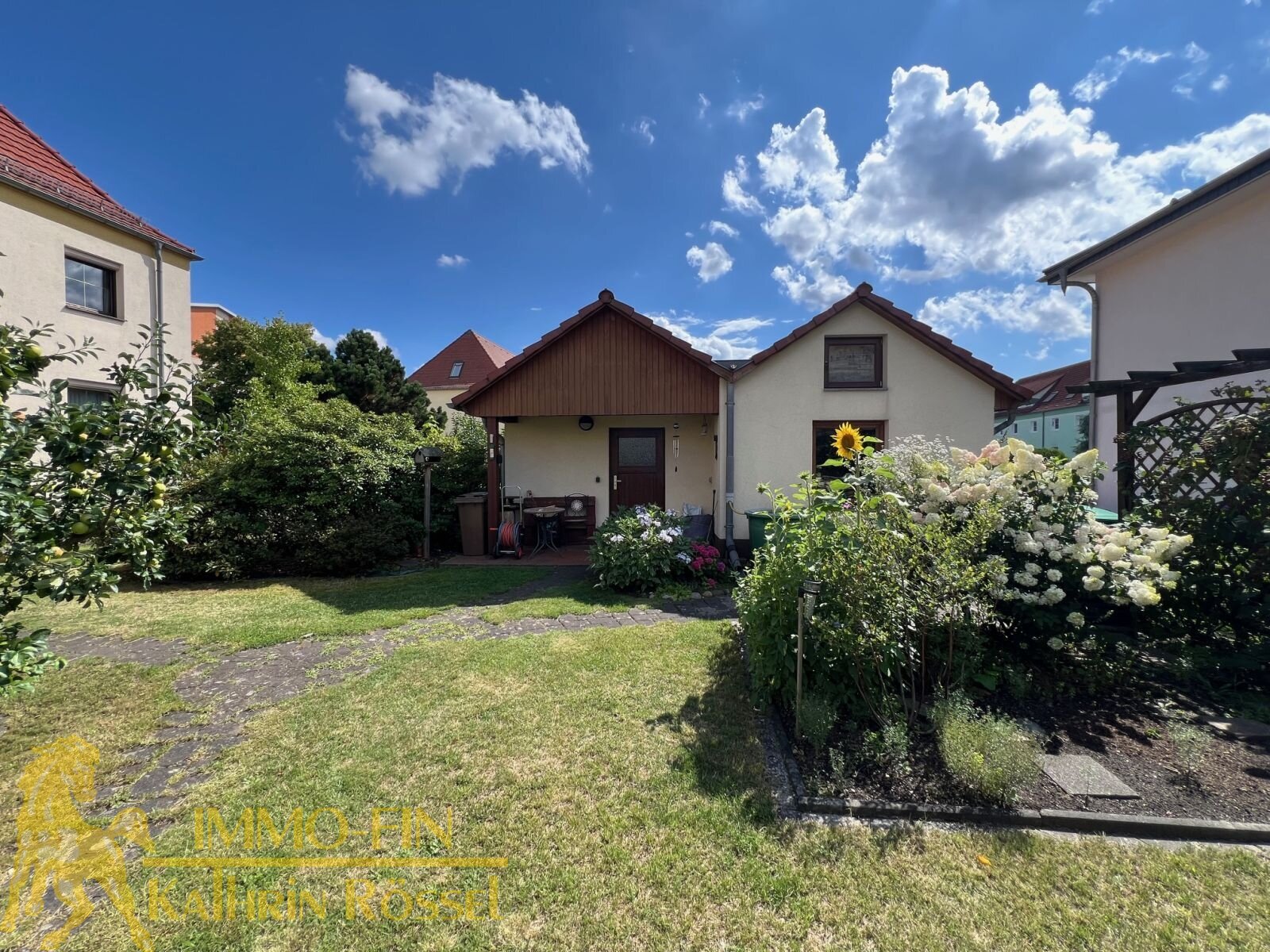 Gartenblick und Blick auf die Doppelgarage Gartenblick und Blick auf die Doppelgarage