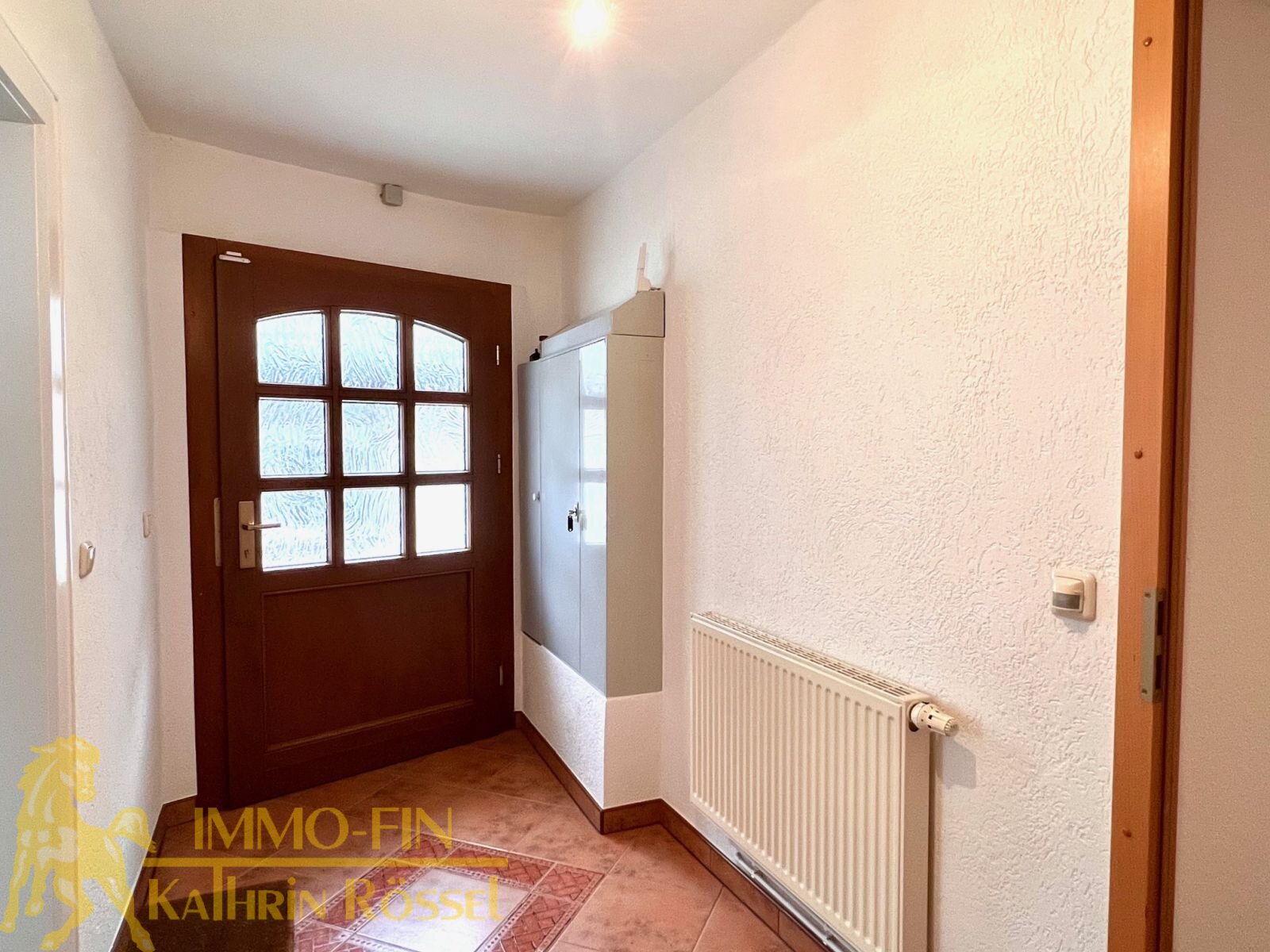 Wohnungseingangtür und Flur Wohnungseingangtür und Flur