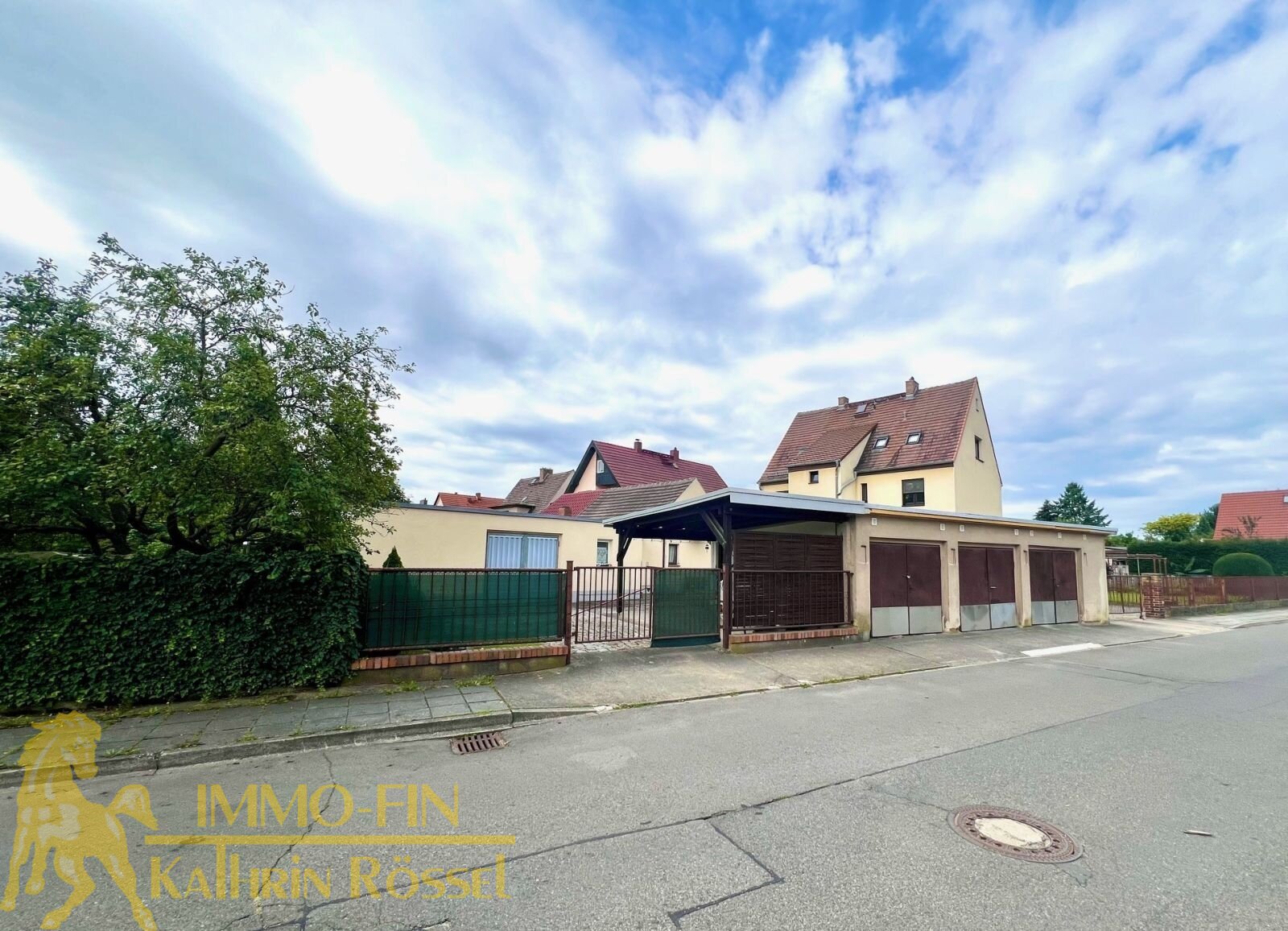 Nordansicht - Garagen und Carport Nordansicht - Garagen und Carport
