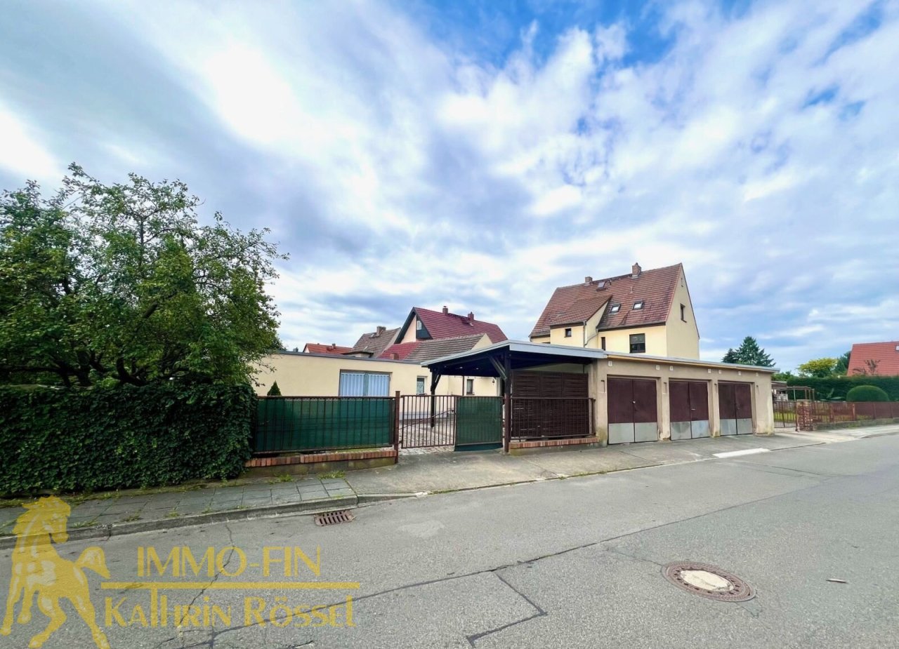 Nordansicht - Garagen und Carport