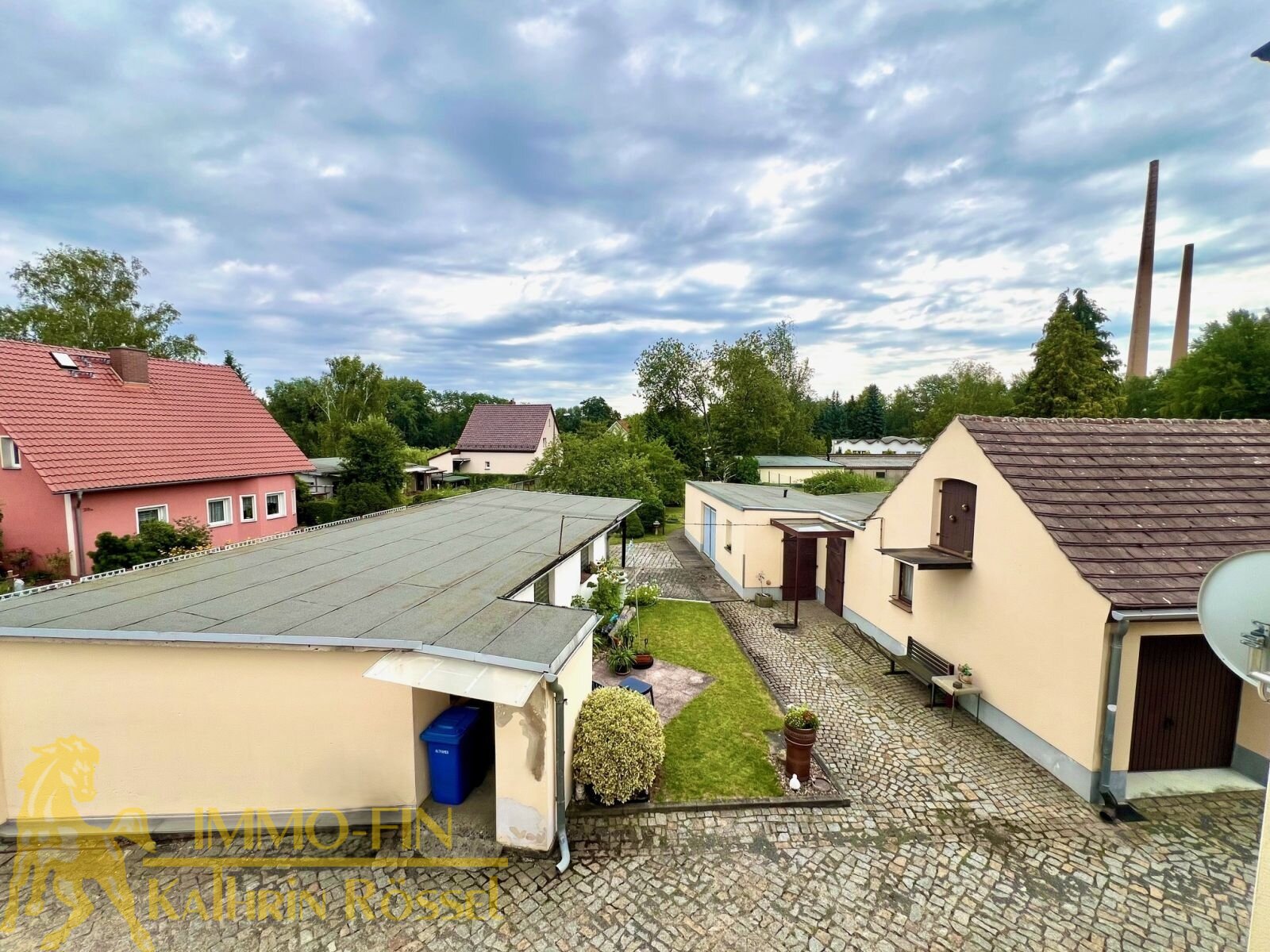 Blick vom Haus in den Hofbereich (O) Blick vom Haus in den Hofbereich (O)