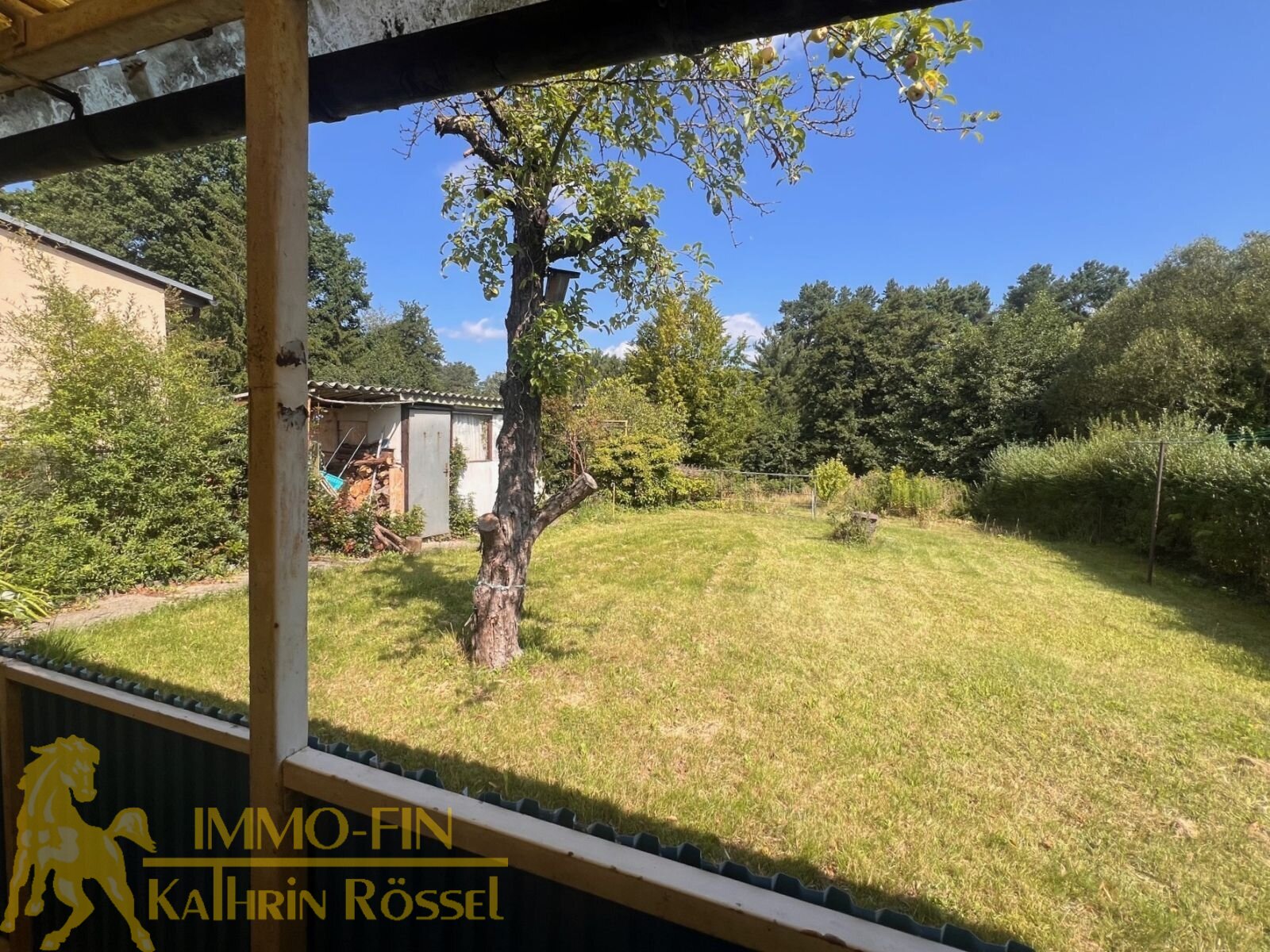 Blick von der Gartenhauslaube auf das Grundstück Blick von der Gartenhauslaube auf das Grundstück