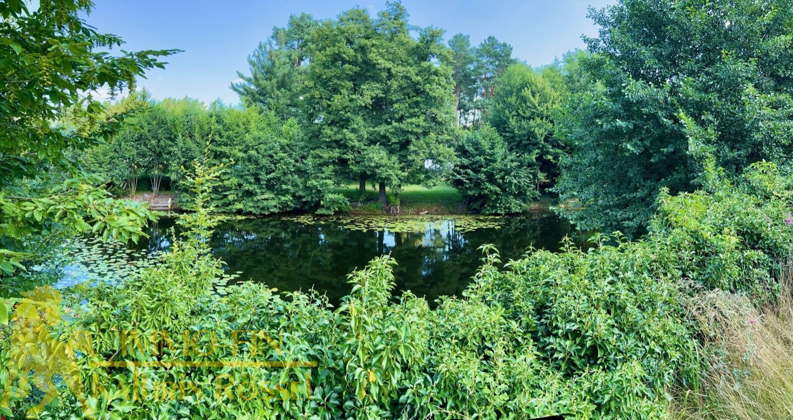 Blick auf das angrenzende Gewässer (N) Blick auf das angrenzende Gewässer (N)