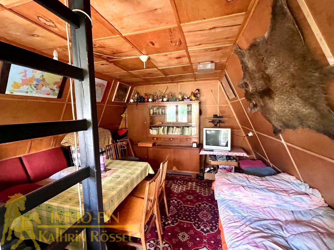 Innenraum der Finnhütte