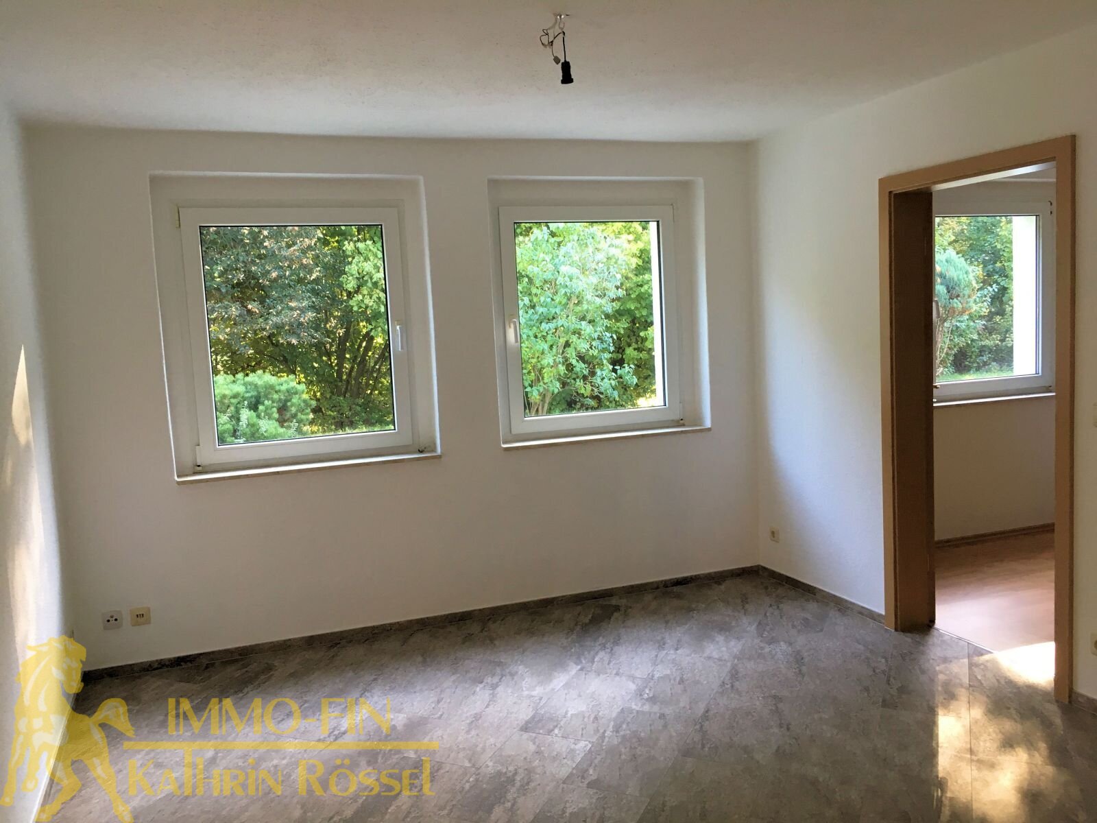 Wohnzimmer (... aber mit neuem Fußbodenbelag) Wohnzimmer (... aber mit neuem Fußbodenbelag)