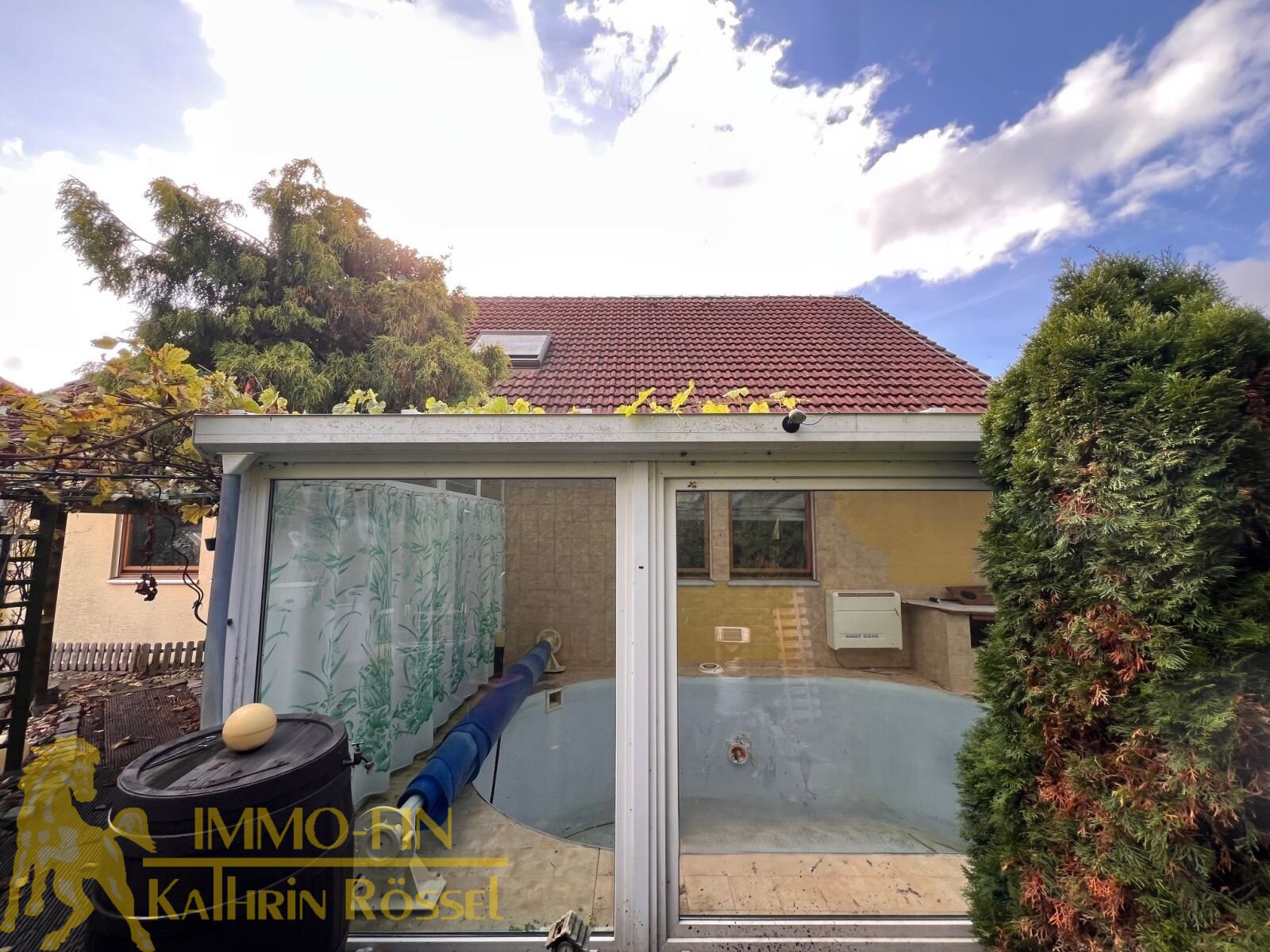 Rückansicht - Blick auf den Wintergarten Rückansicht - Blick auf den Wintergarten