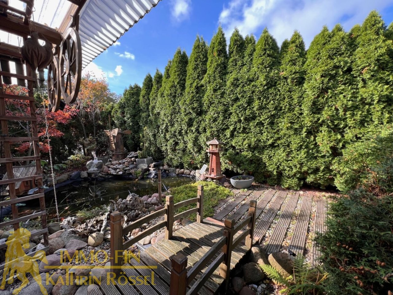 Blick von der Terrasse in den Garten (W) Blick von der Terrasse in den Garten (W)