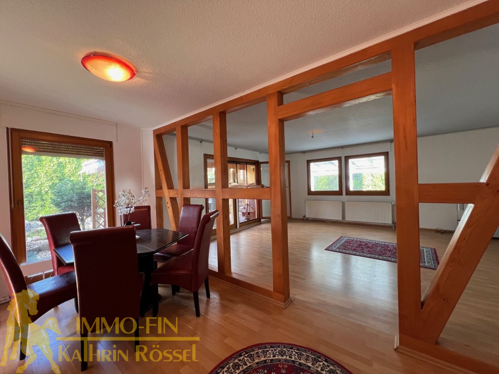 EG: Essbereich u. Holztrennwand zum WoZi. EG: Essbereich u. Holztrennwand zum WoZi.