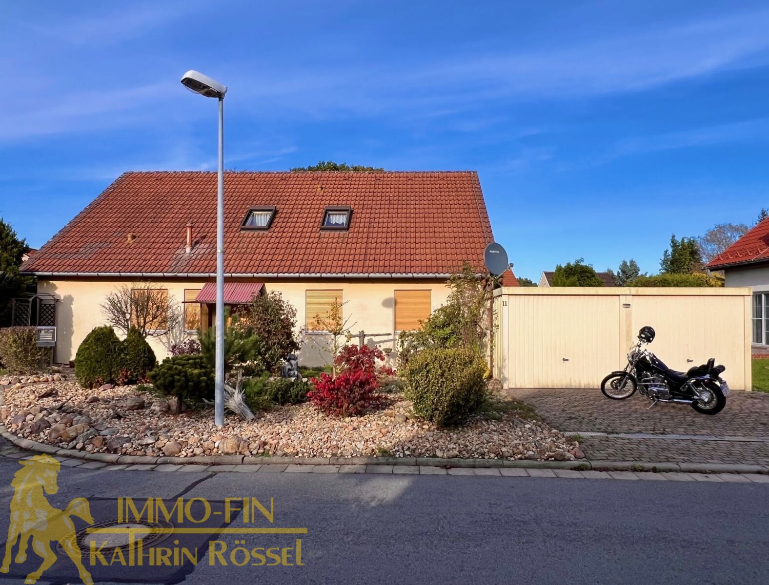 Südansicht Wohnhaus und Doppelgarage Südansicht Wohnhaus und Doppelgarage