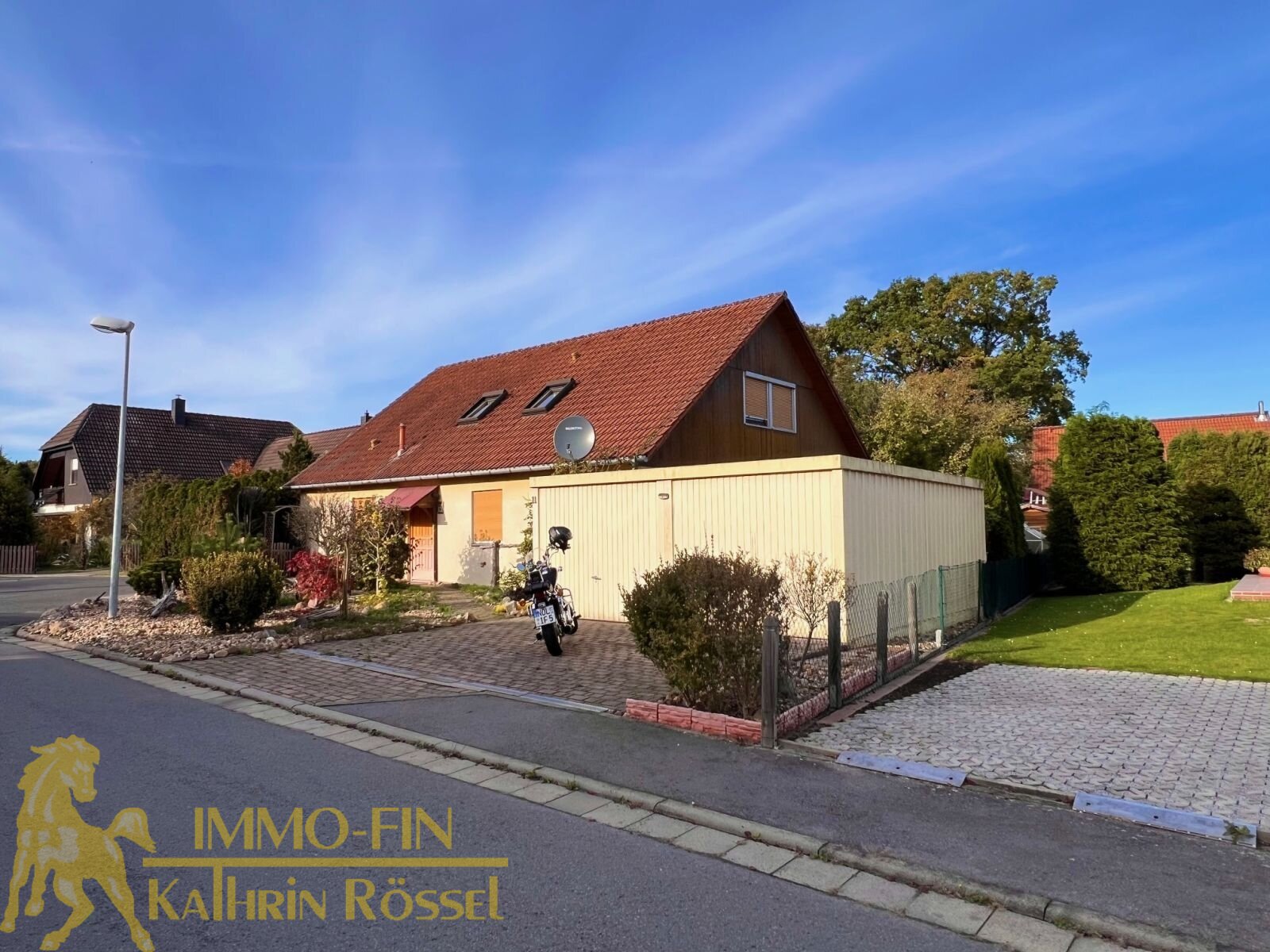 Blick auf die Doppelgarage (SO) Blick auf die Doppelgarage (SO)