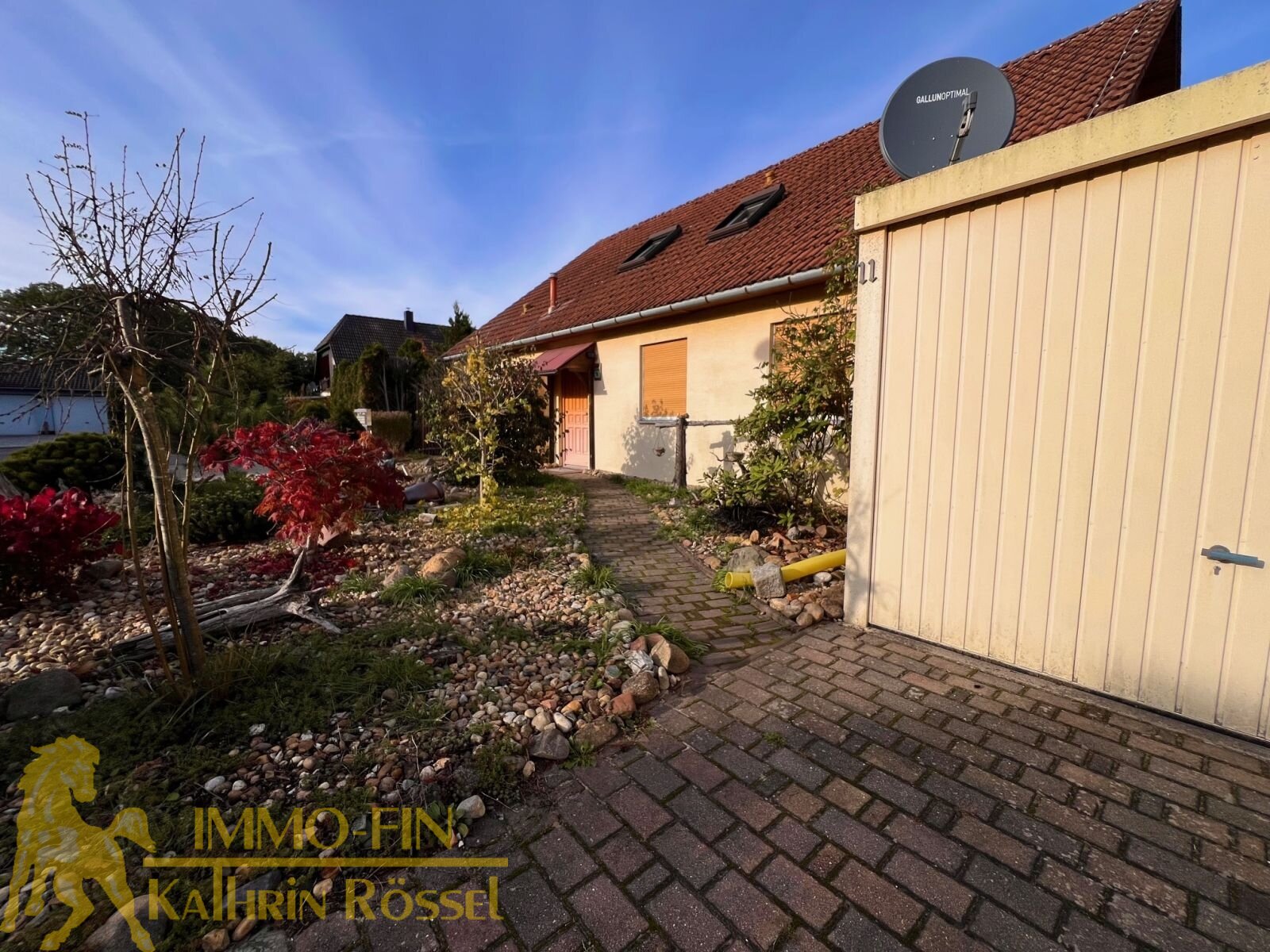 Zuwegung von der Doppelgarage zum Wohnhaus Zuwegung von der Doppelgarage zum Wohnhaus