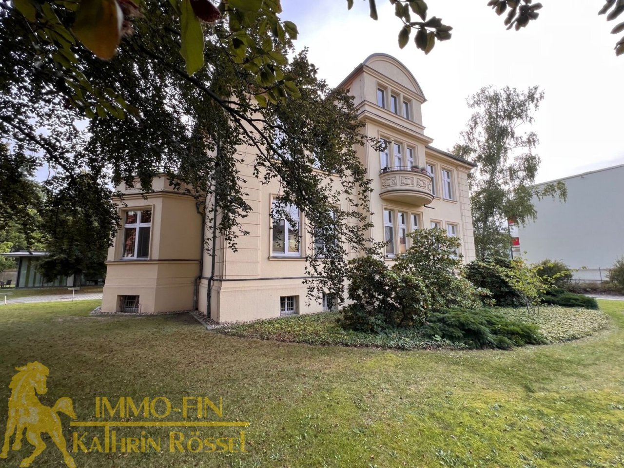 Vorgarten der Villa - NO-Anischt