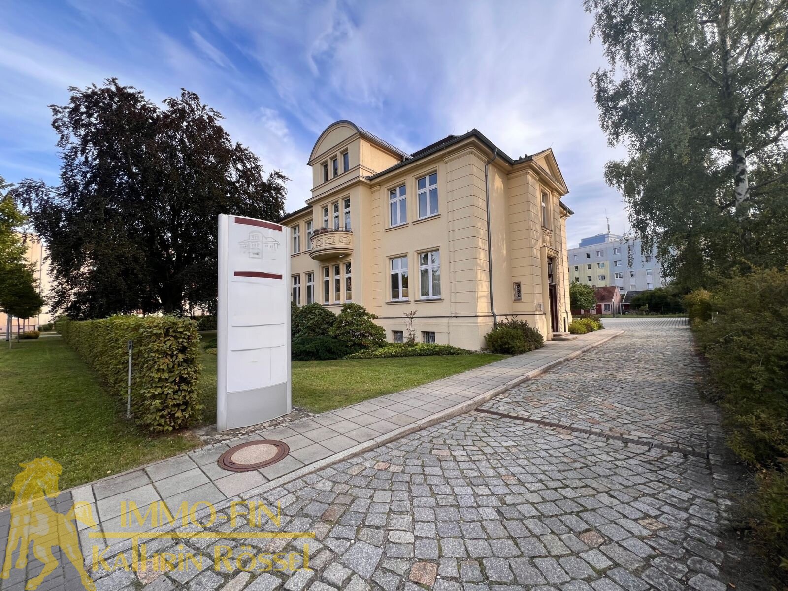 Zufahrt mit Werbetafel 