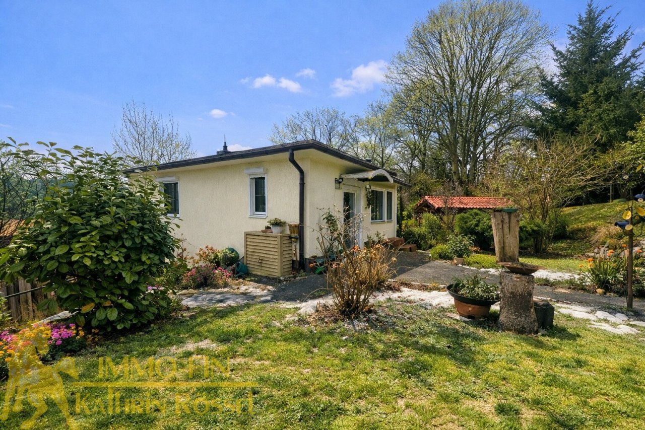 Nordansicht Wohnhaus Frühling (KI-optimiert) Nordansicht Wohnhaus Frühling (KI-optimiert)