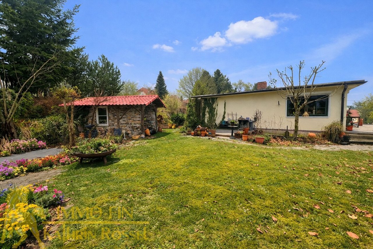 Südansicht mit Garten Frühling (KI-optimiert) Südansicht mit Garten Frühling (KI-optimiert)