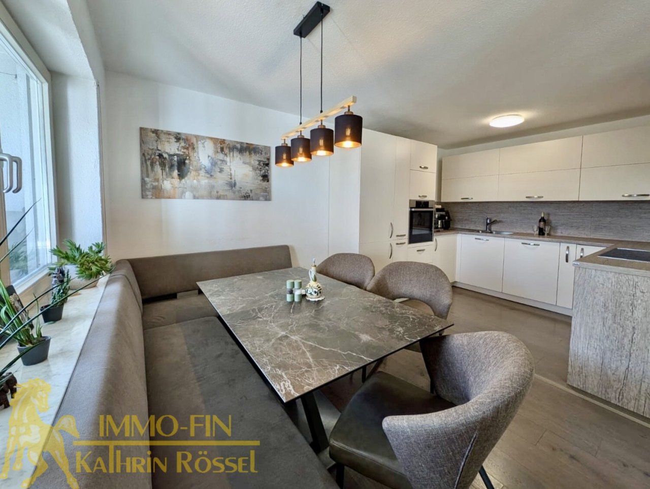 Blick vom Essbereich in die Küche