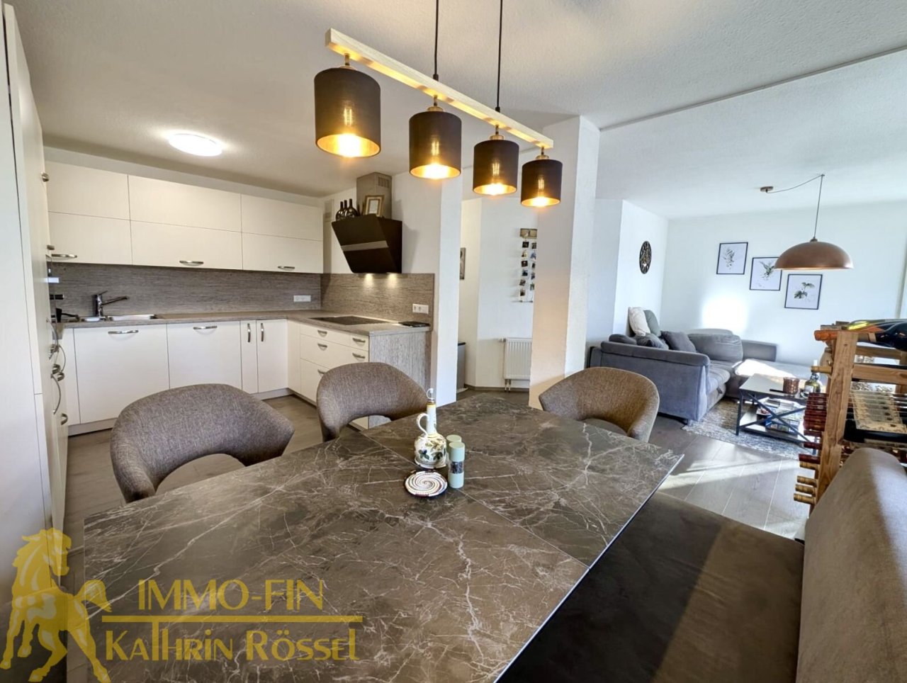 Essbereich mit Blick in die Küche und ins Wozi.