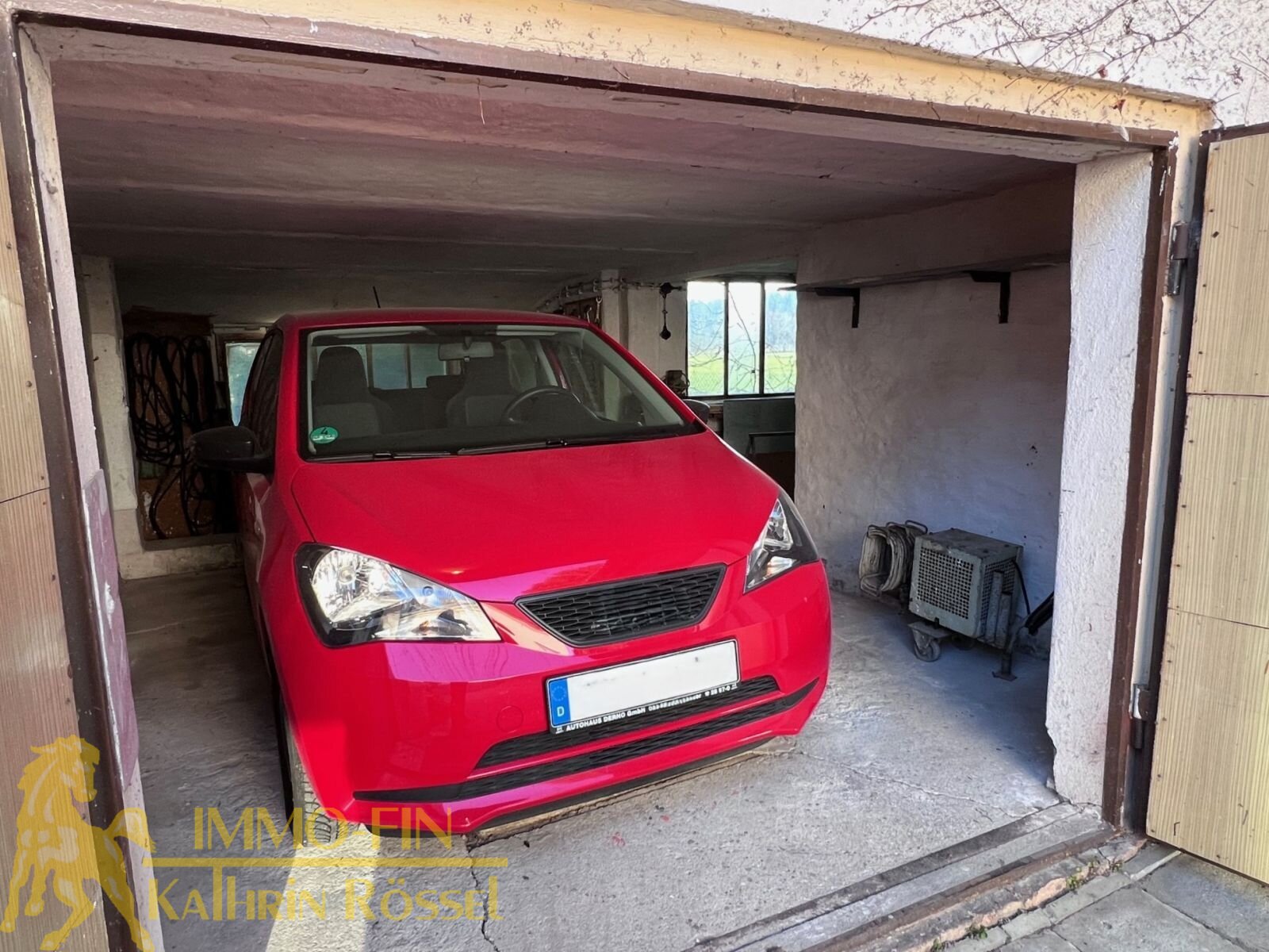 Nebengebäude mit Garage und Werkstatt