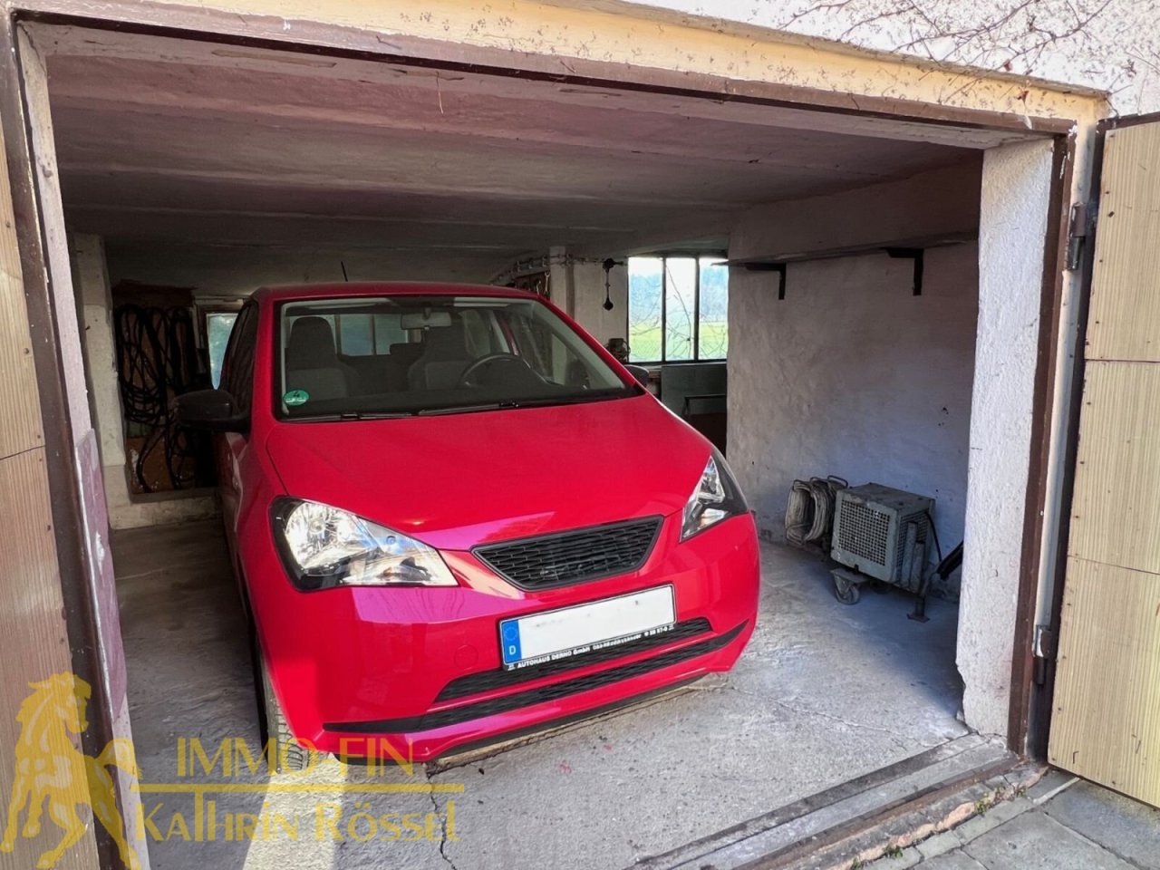 Nebengebäude mit Garage und Werkstatt