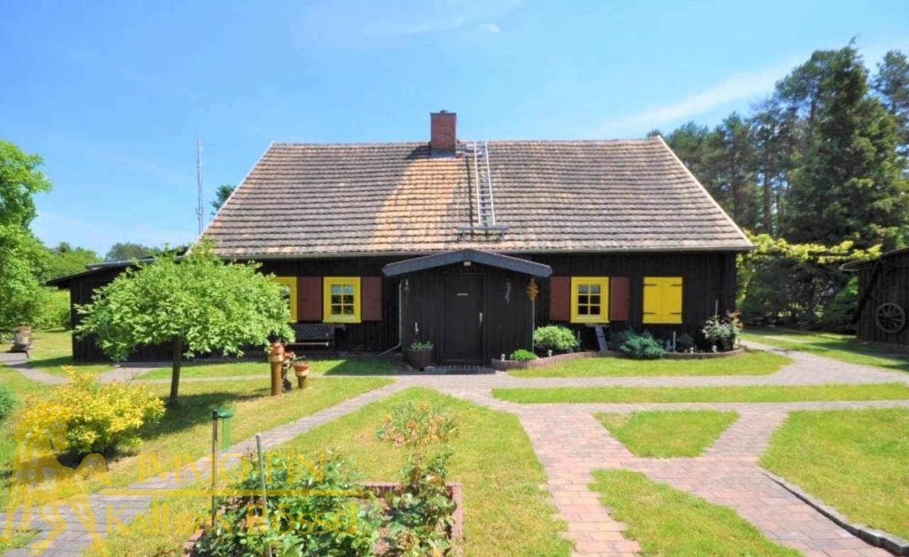 Blick auf das Wohnhaus (W)