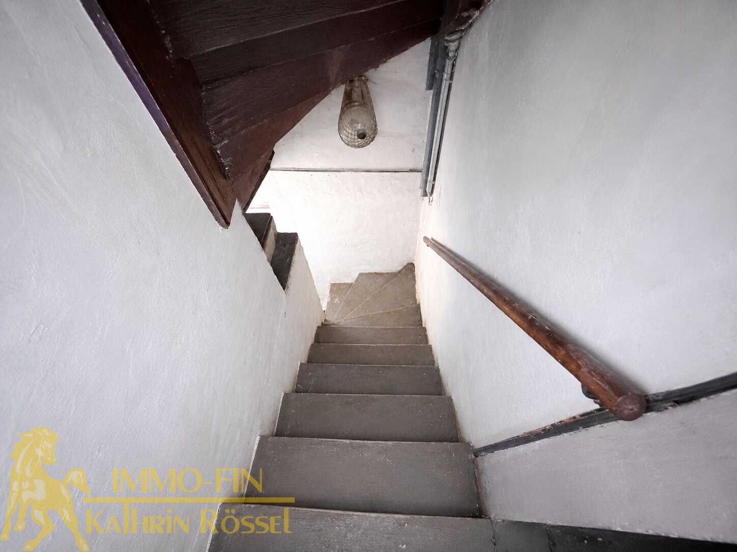 Kellertreppe (KI-gestützt aufgeräumt) Kellertreppe (KI-gestützt aufgeräumt)