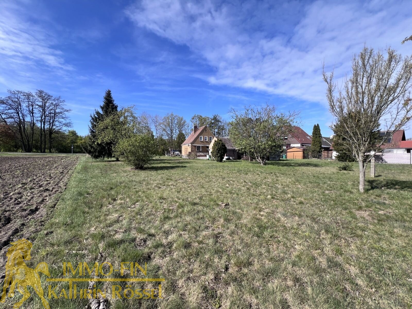 Blick von der Wiese auf das Haus (NO) Blick von der Wiese auf das Haus (NO)