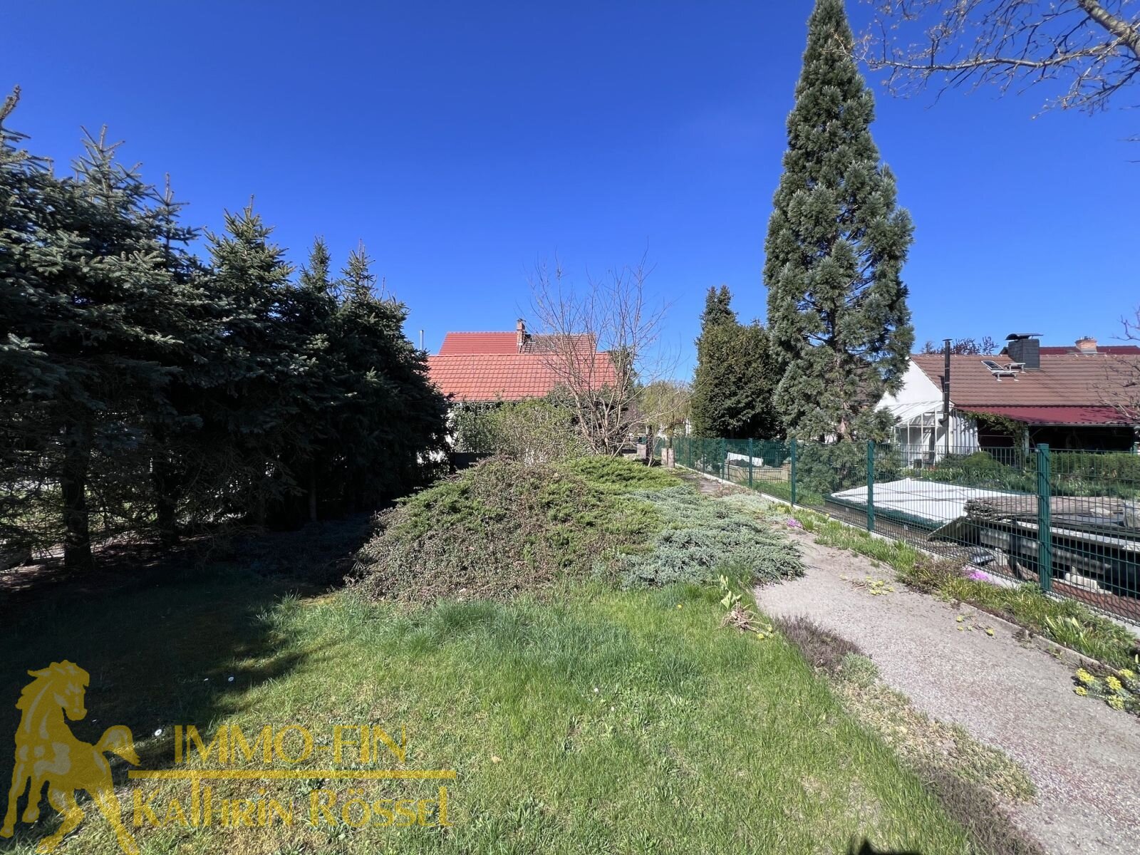 Blick aus Rtg. Ost in den Garten auf das NG Blick aus Rtg. Ost in den Garten auf das NG