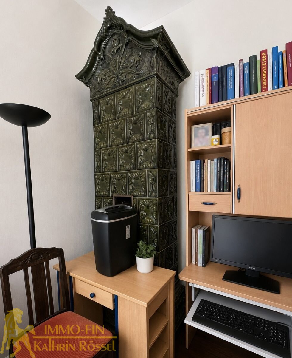 1. OG rechts Arbeitszi. mit Kachelofen (KI-optimiert)