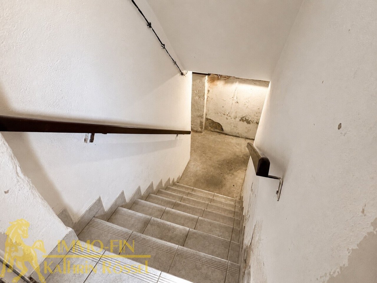 MFH: Kellertreppe (KI-optimiert)