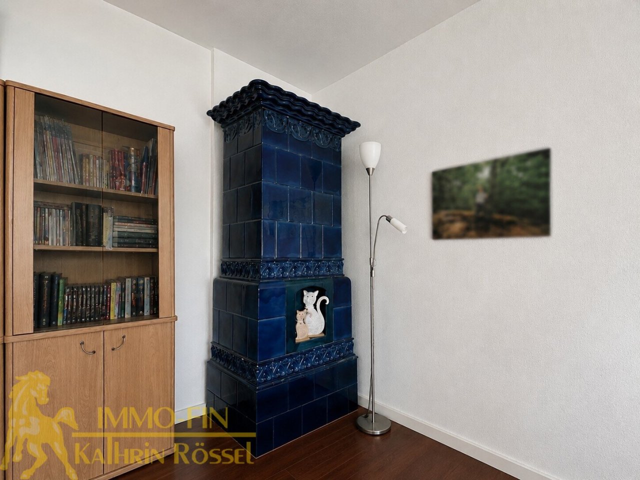1. OG rechts Wohnzi. mit Kachelofen (KI-optimiert)