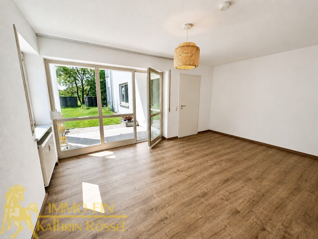Schlafzimmer mit Terrasse 2 (Rasen: KI-optimiert) Schlafzimmer mit Terrasse 2 (Rasen: KI-optimiert)